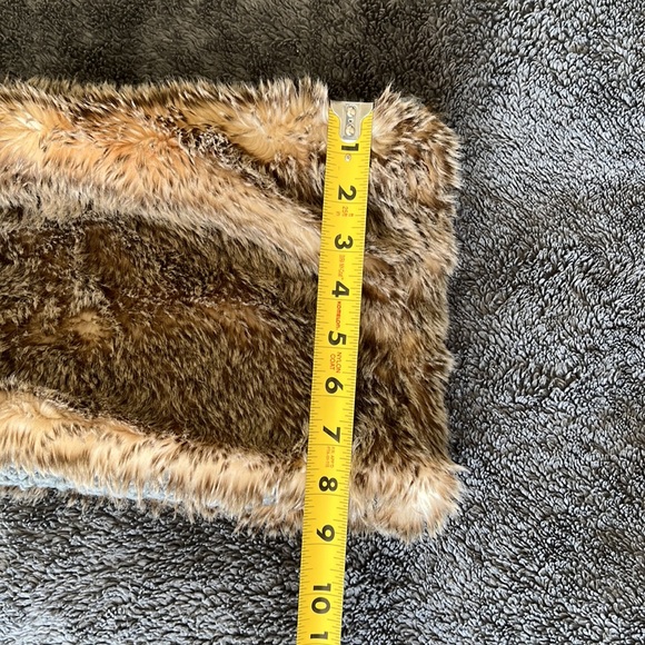 Fake fur scarf - Picture 5 of 5